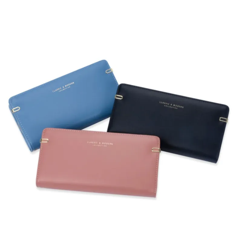 بہت سارے کارڈ سلاٹوں کے ساتھ بڑا پرس